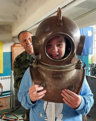 Школьник примеряет медный водолазный шлем-трёхболтовку